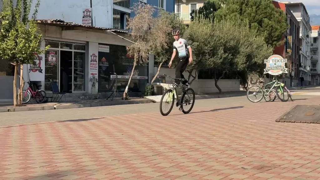 Aydın’da Bisiklet Sporuna Büyük Destek: İl Müdürü Yığmatepe’den Çifte Teşvik!