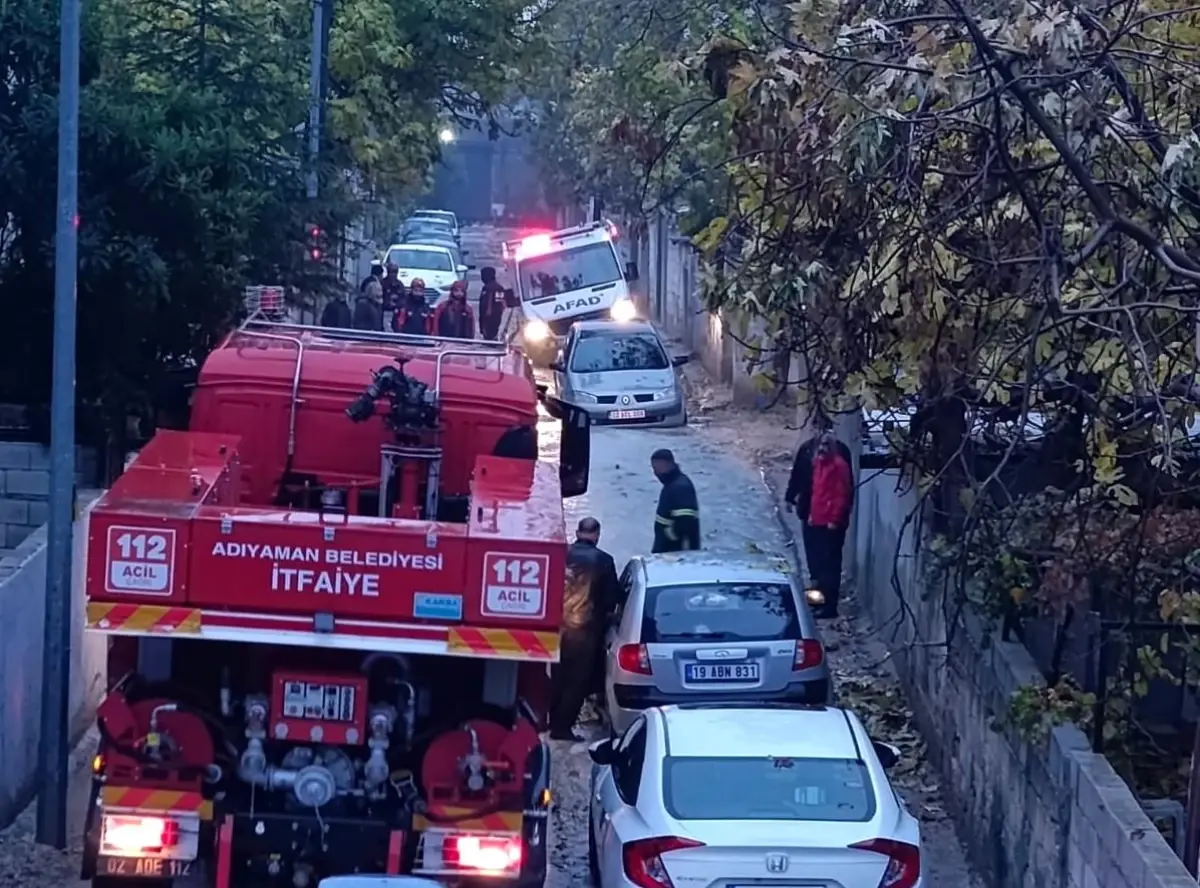 Adıyaman’da AFAD Aracı Yağış Nedeniyle Çöken Yolda Mahsur Kaldı, İtfaiye Ekipleri Zamanında Müdahale Etti