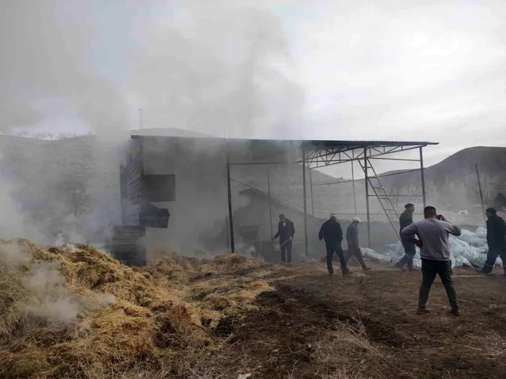 Malatya Kuncak’ta Besi Çiftliğinde Çıkan Şiddetli Yangın