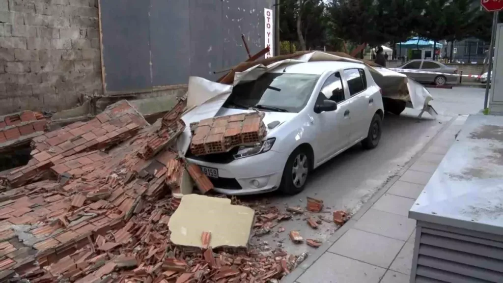 Fırtına İnşaat Duvarını Devrip Aracı Yıktı!