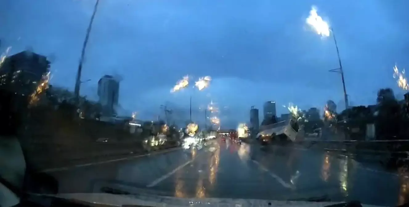 Maltepe’de Servis Minibüsü Devrildi: 11 Kişi Yaralandı