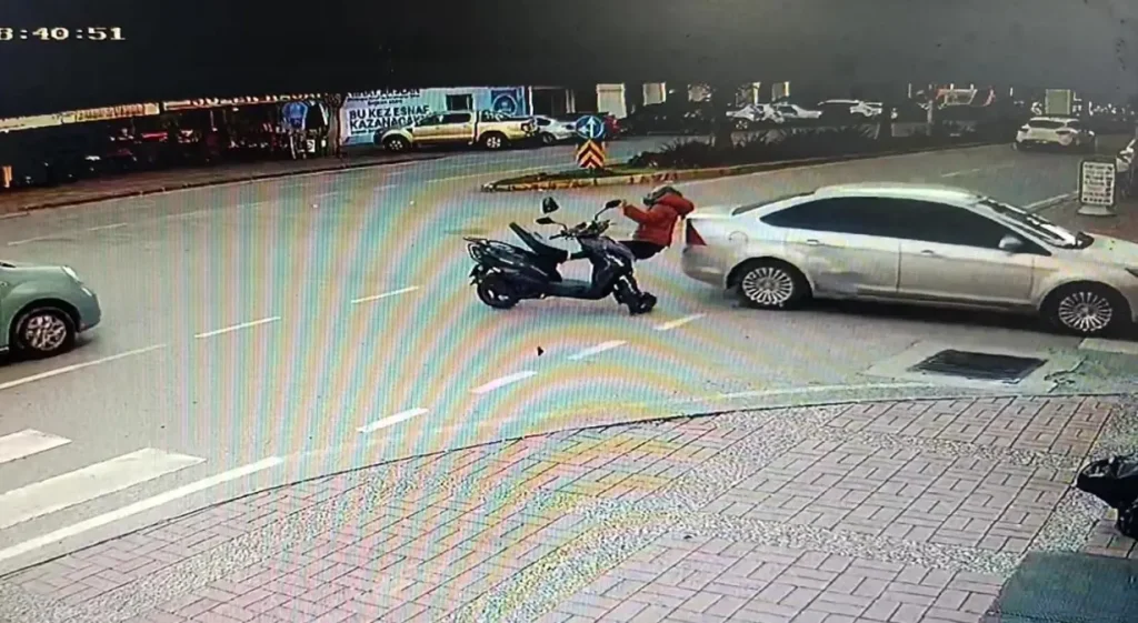 Antalya’da Motosiklet Kazası: Genç Kadın Yaralı