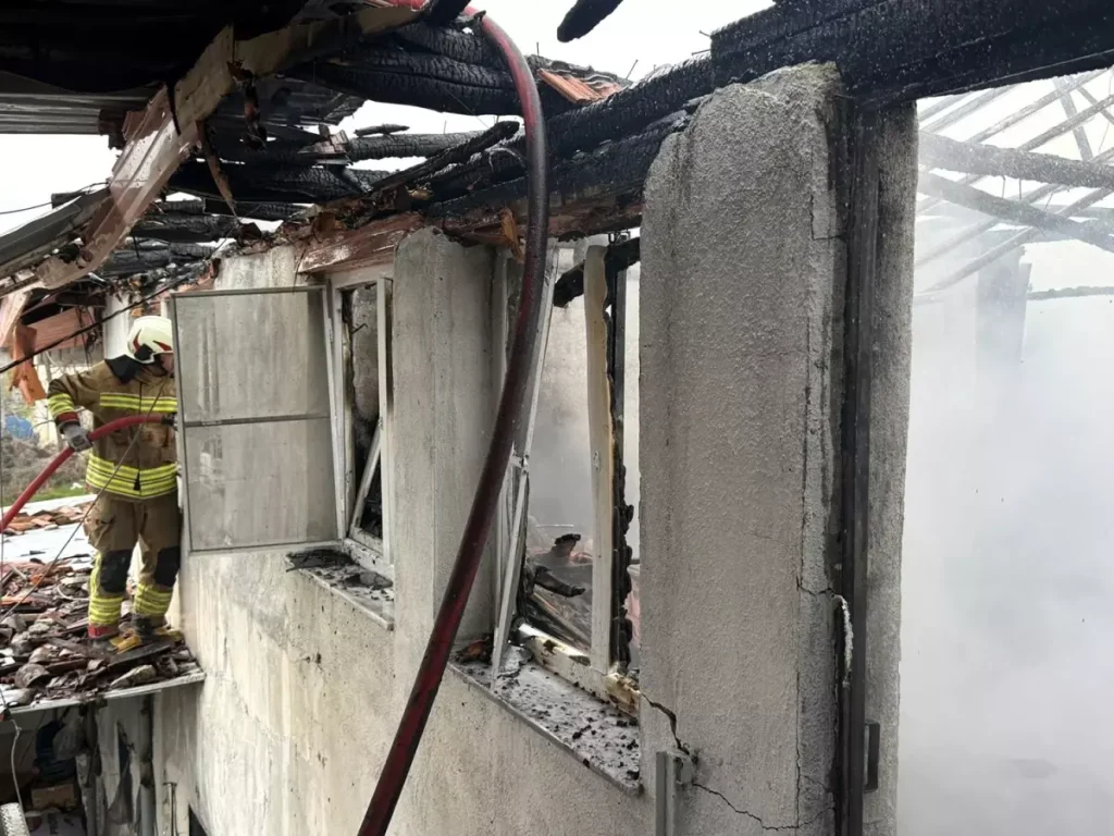 Manisa Kula’da Çıkan Yangın 2 Katlı Müstakil Evi Tamamen Yok Etti