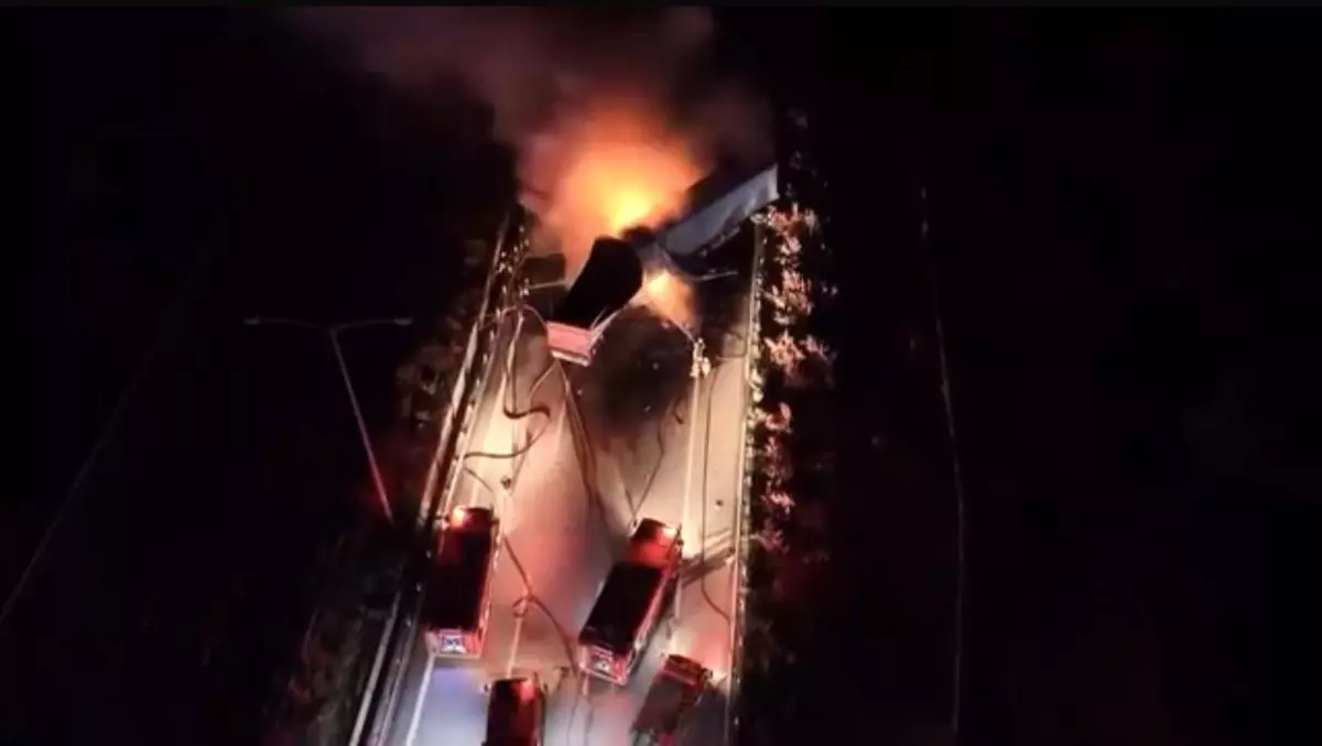 Manisa’da kaza yapan tırlar alev aldı