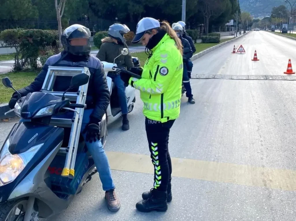 🚦Manisa’da Motosiklet Denetimleri Şok Etki Yaratıyor: 594 Ceza, 34 Araç Trafikten Men!