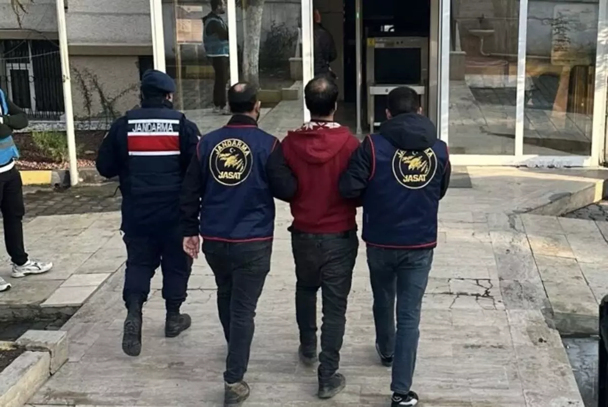 Bıçakla Gasp Eden Firari Tutuklandı