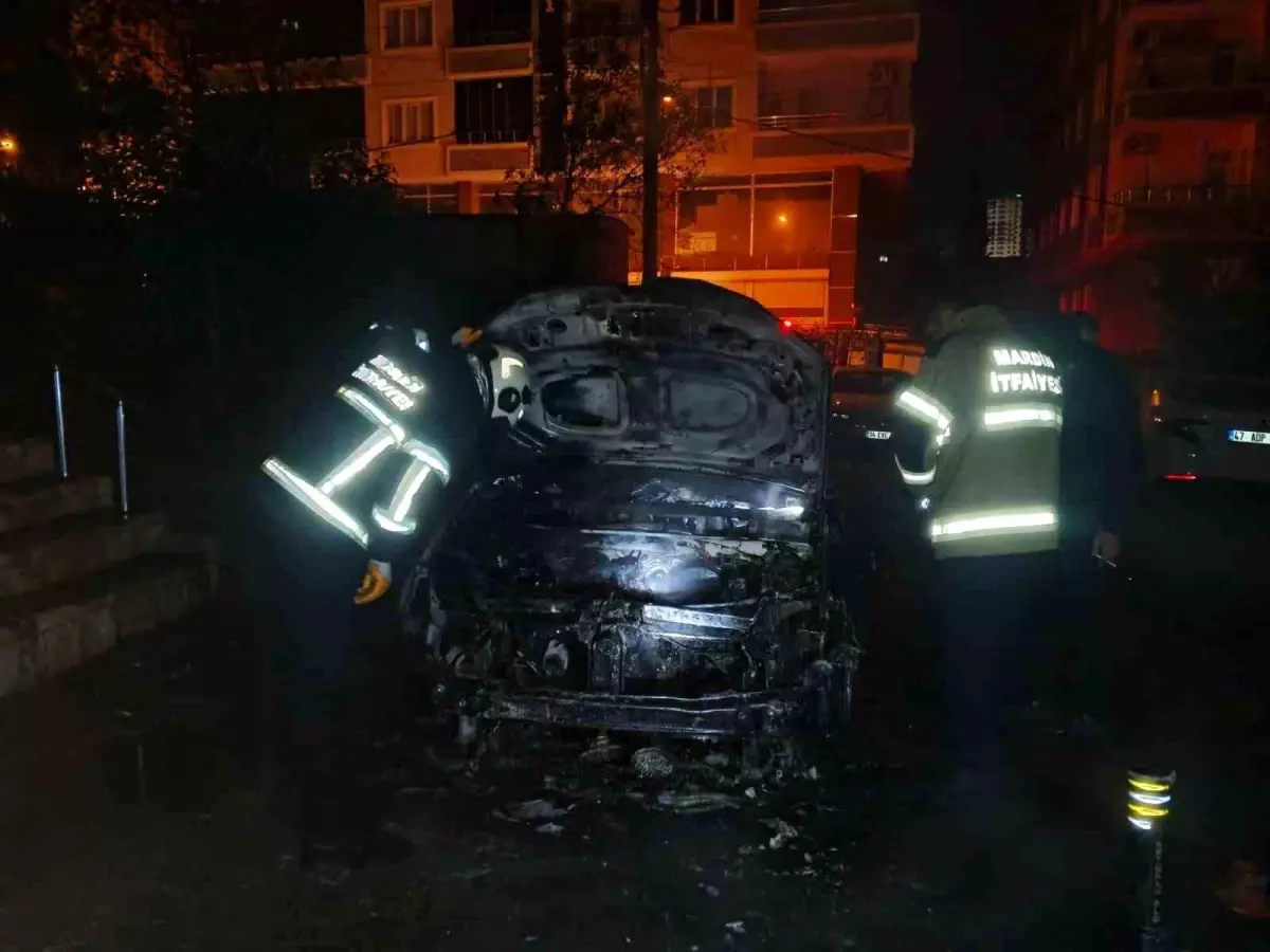 Mardin’in Artuklu İlçesinde Park Halindeki Araçta Aniden Çıkan Yangın