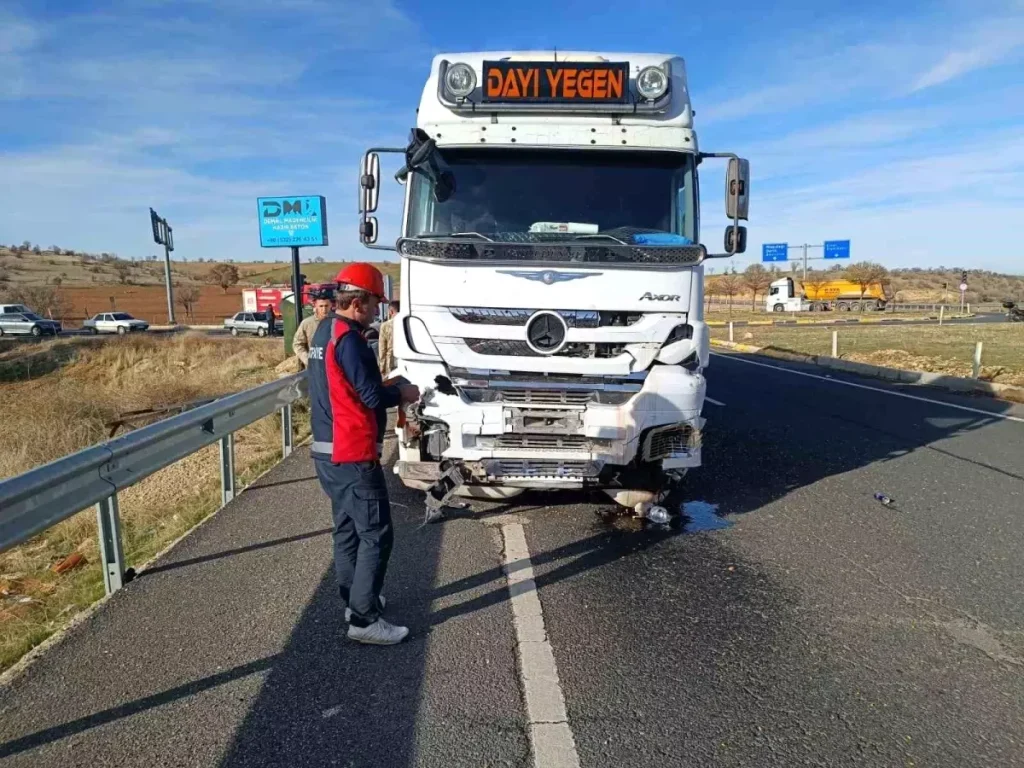 Mardin‑Diyarbakır Karayolunda Feci Kaza: Genel Cerrahi Uzmanı Ağır Yaralı