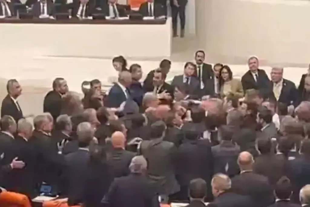 Meclis AK Parti ve CHP’li vekiller arasında yumruklu kavga
