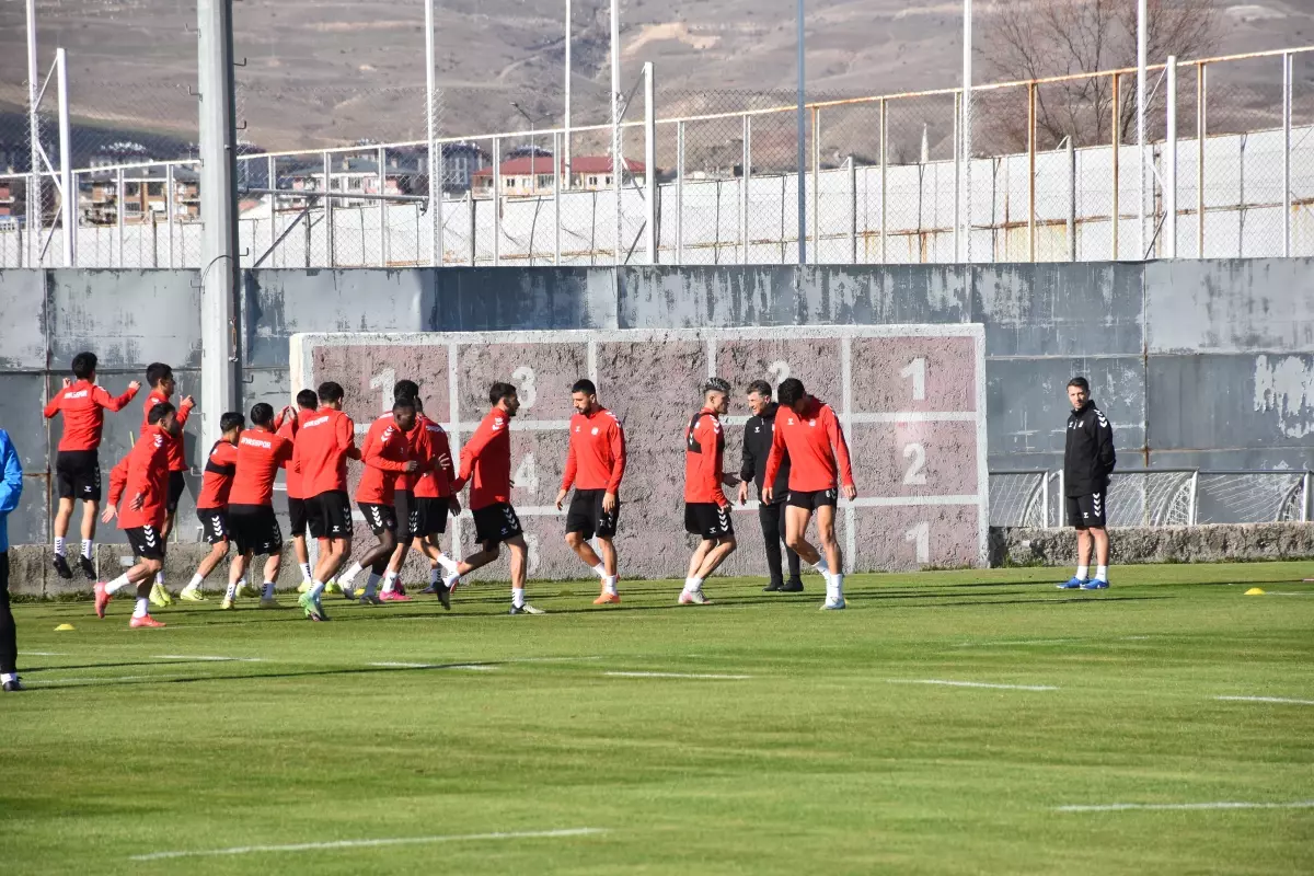 Sivasspor’da Transfer Hazırlıkları Başladı: Altıparmak’tan Büyük Açıklama