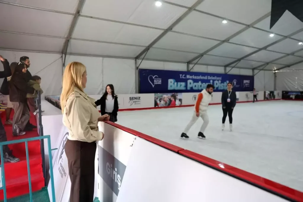Merkezefendi’de Buz Pateni Pisti Açıldı – Kışın En Renkli Eğlencesi!