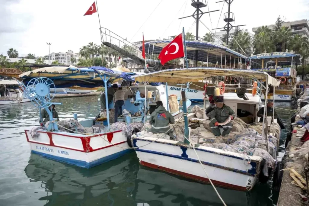Mersin’de balıkçılara ekipman desteği sürüyor