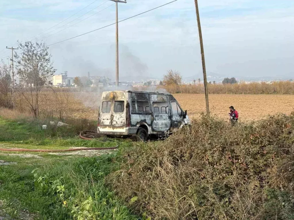 Tarsus’ta Yanmış Minibüs Bulundu