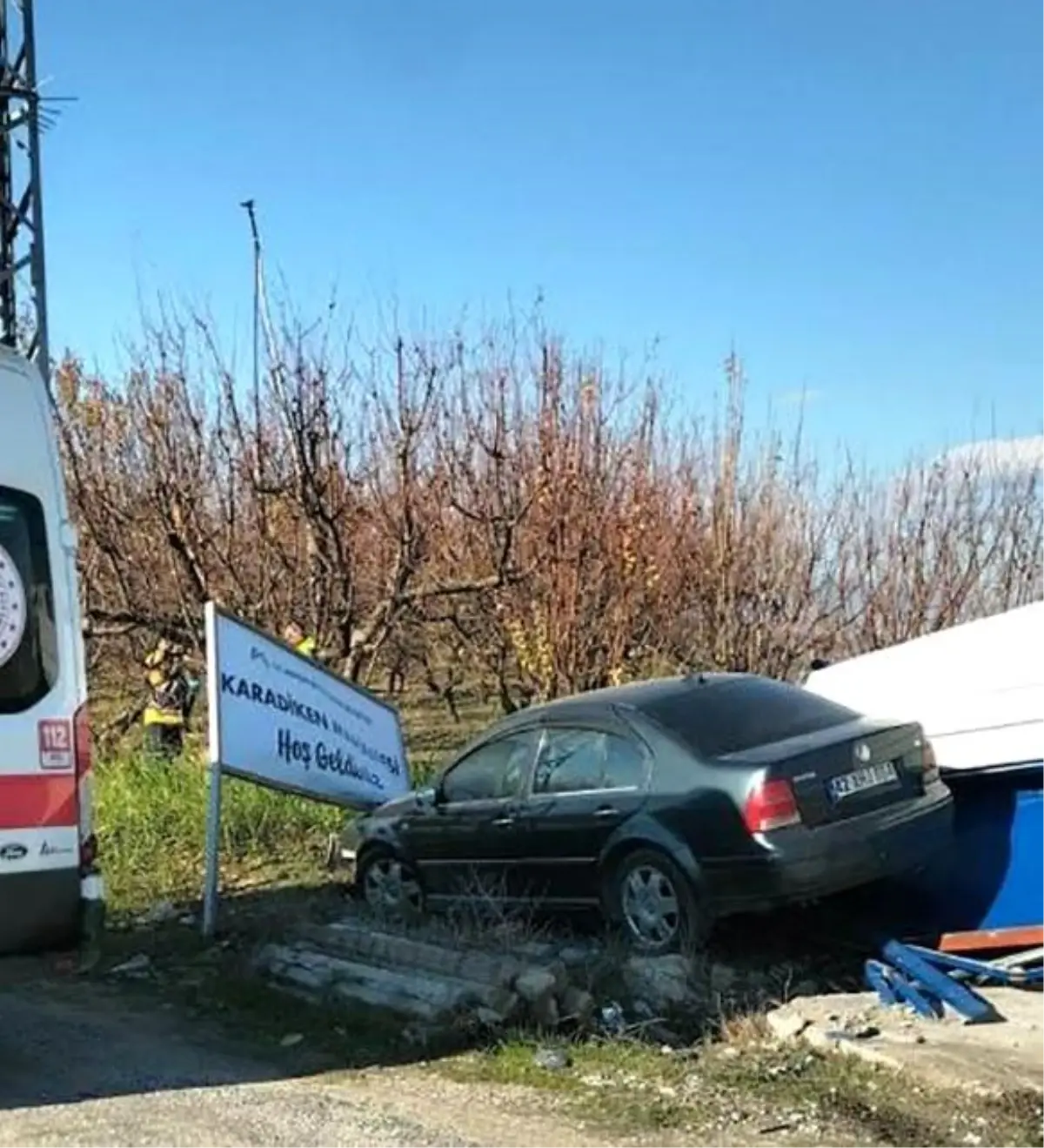 Mersin’de Kaza: Otomobil Durağa Çarptı, 2 Yaralı