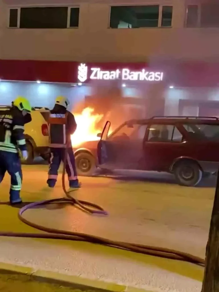 Mersin’in Mut İlçesinde Park Halindeki Araç Alev Aldı