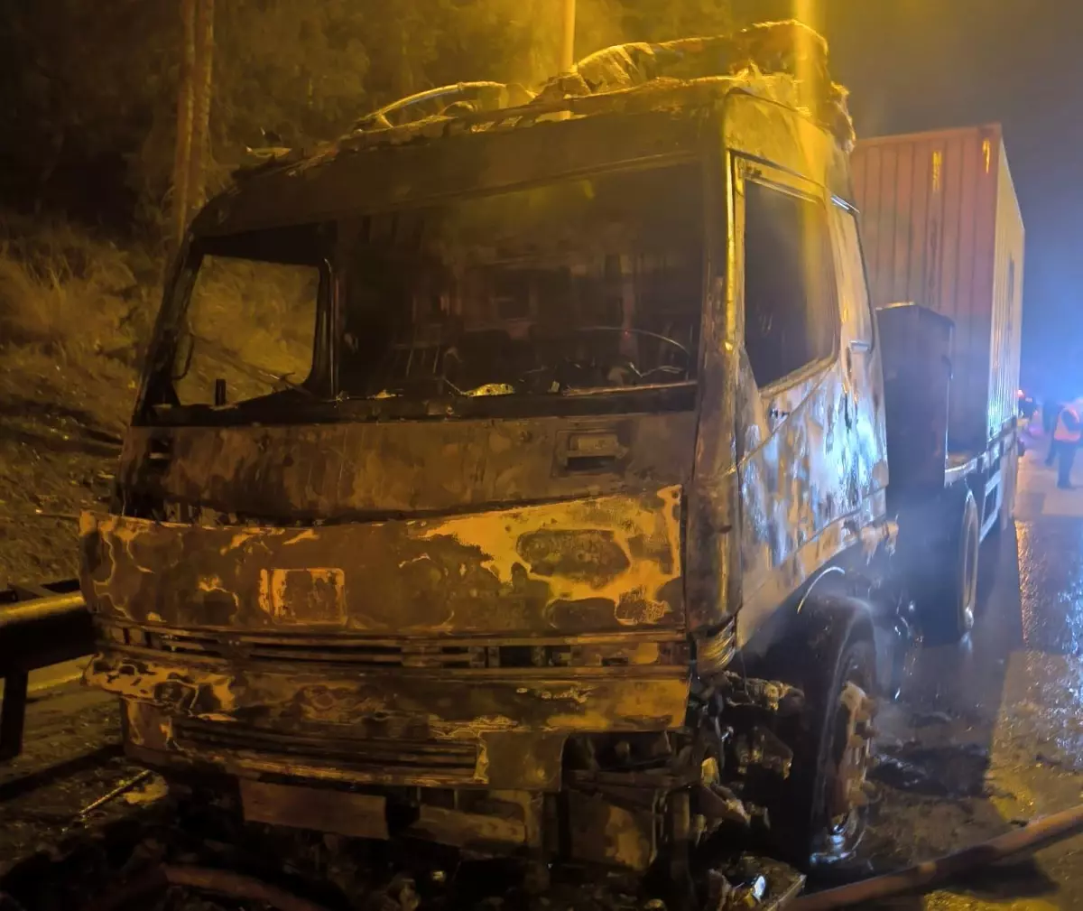 Mersin’de Güneş Paneli Yüklü Tır Yangını Şehir İçin Alarm Verdi