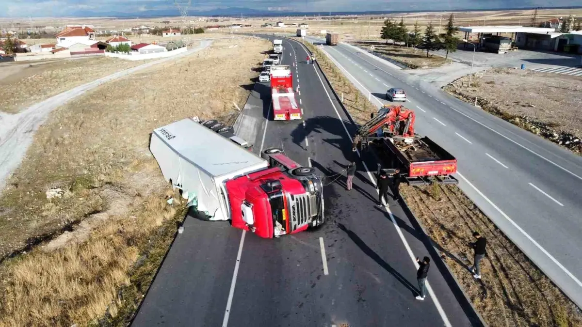 Tır Devrildi, 20 Ton Meyve Ziyan Oldu