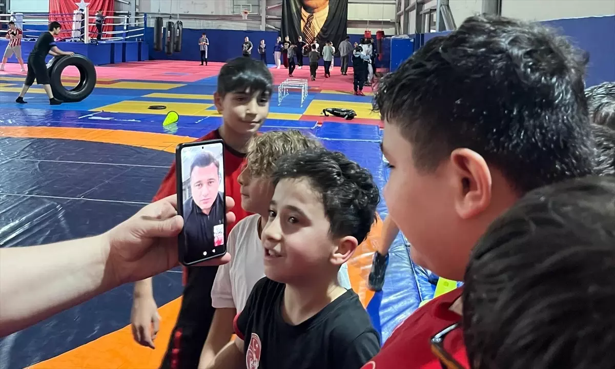 Rıza Kayaalp Genç Sporcularla Buluştu