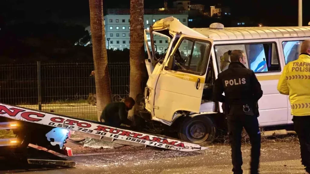 Alkollü Sürücünün Minibüs Kazası Antalya’da