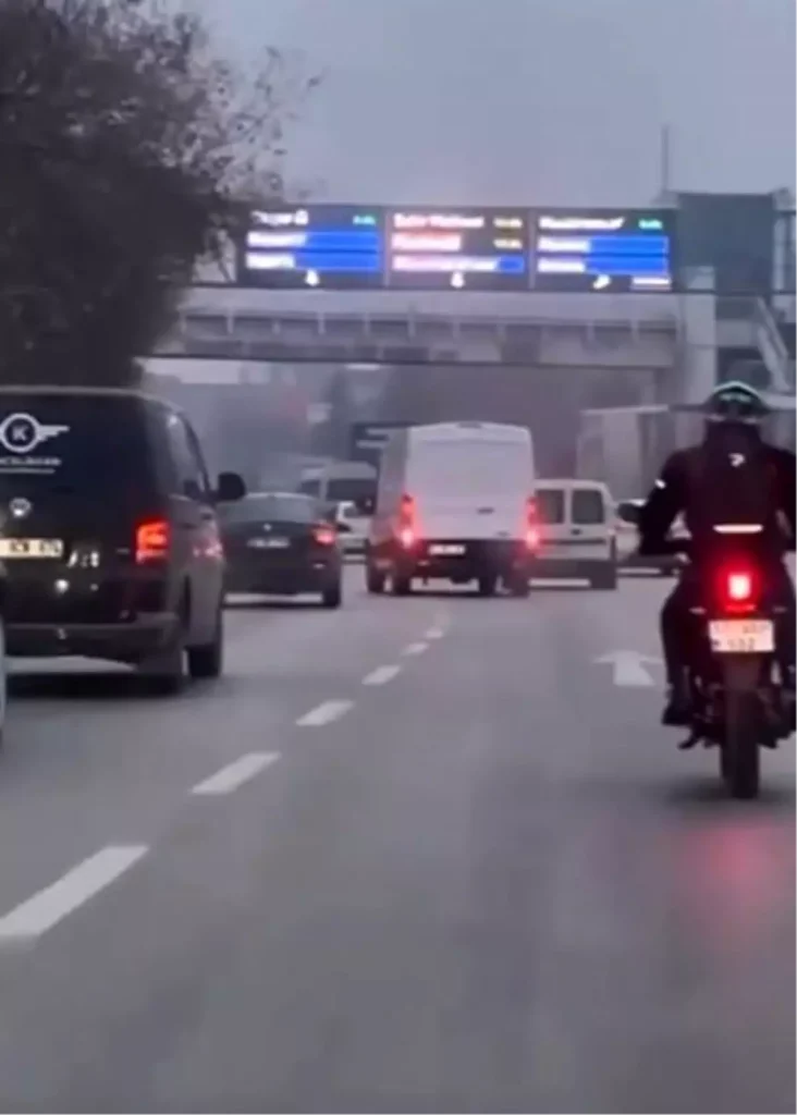 Konya’da Tehlikeli Minibüs Yüksek Hızla Seyir Halinde