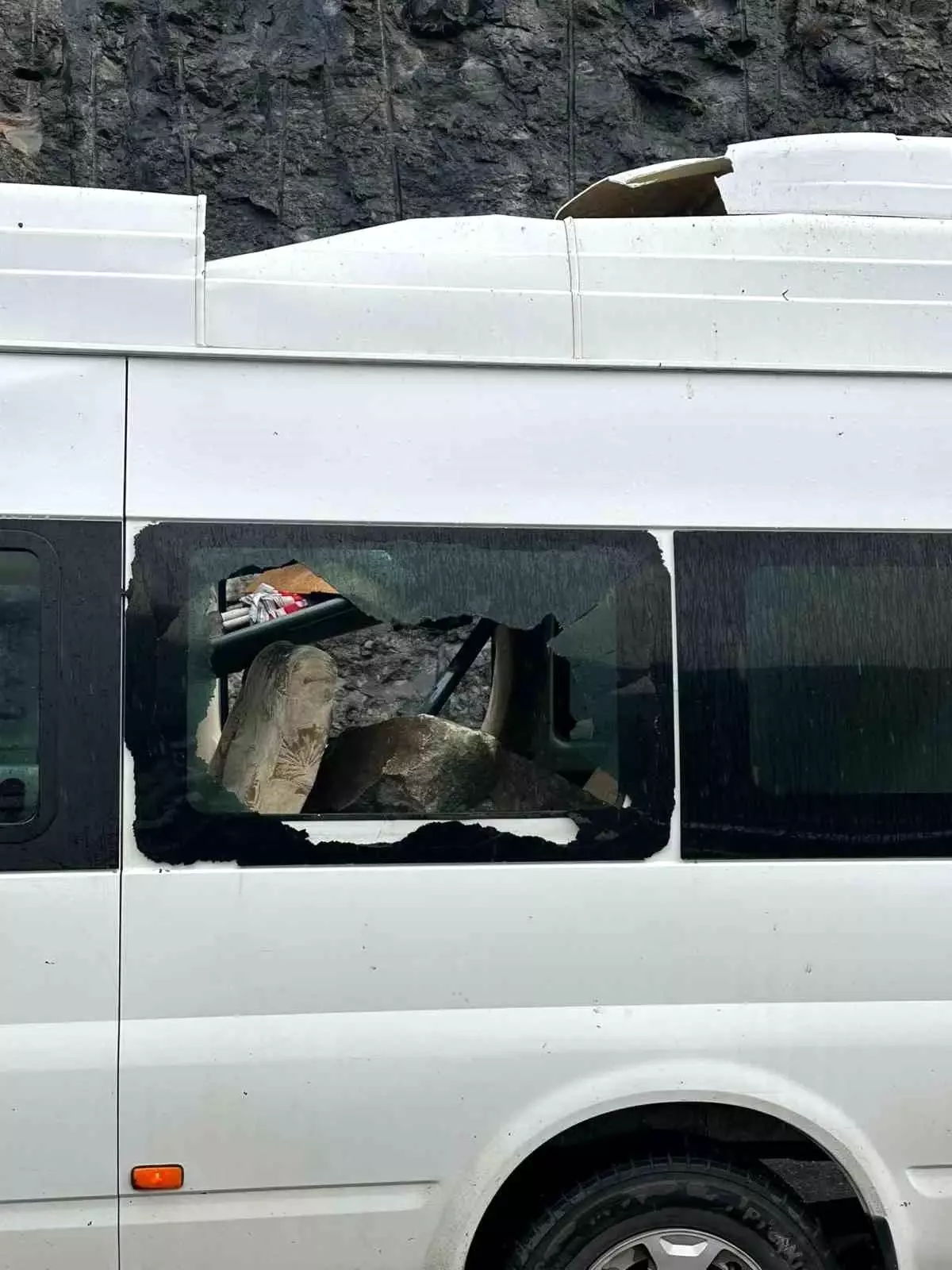 Minibüse Dev Kaya Düşerek Yol Kapatıldı, Yaralı Yok