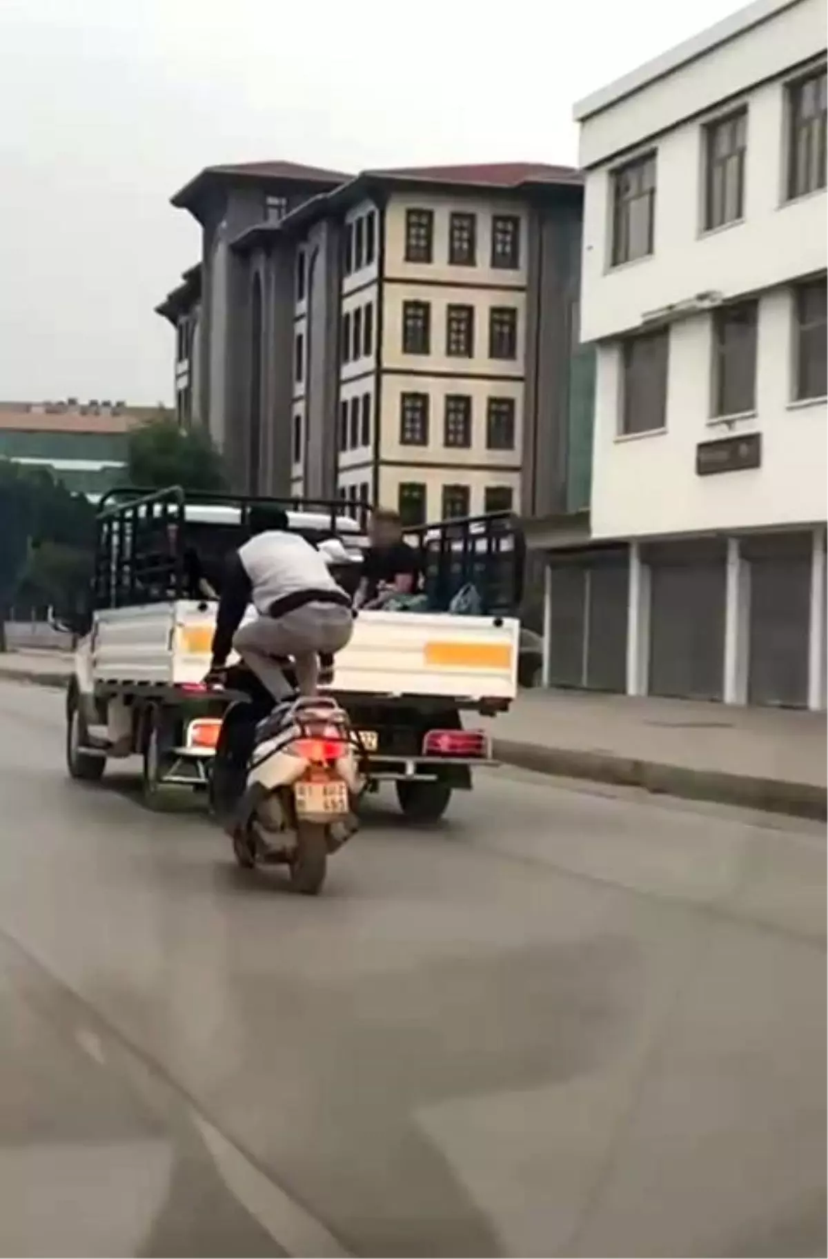 Adana’da Motosiklet Şovu: Sürücü Çömelerek ve Yatarak Sürüşle Trafiği Şaşkına Çevirdi