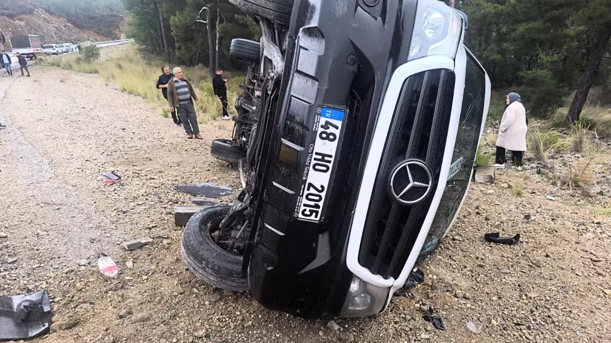 Fethiye’de Yağışlı Havada Minibüs Devrildi