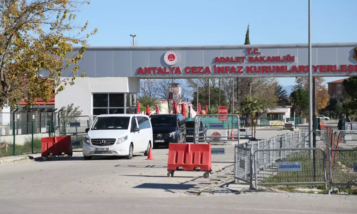 Zeybek’ten Böcek’e Cezaevi Ziyareti: Tutuksuz Yargılanma ve Sağlık İddiaları Çığlığı