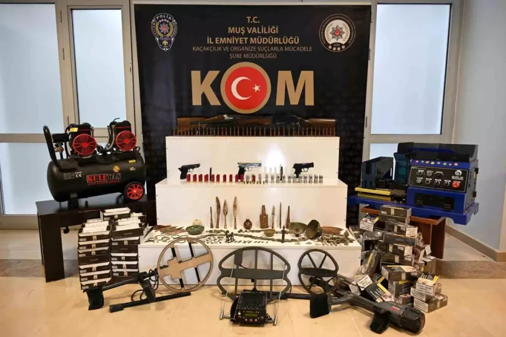 Muş’ta Kaçakçılık Operasyonu: 7 Şüpheli Yakalandı ve Yüzlerce Silah ile Tarihi Eser Ele Geçirildi