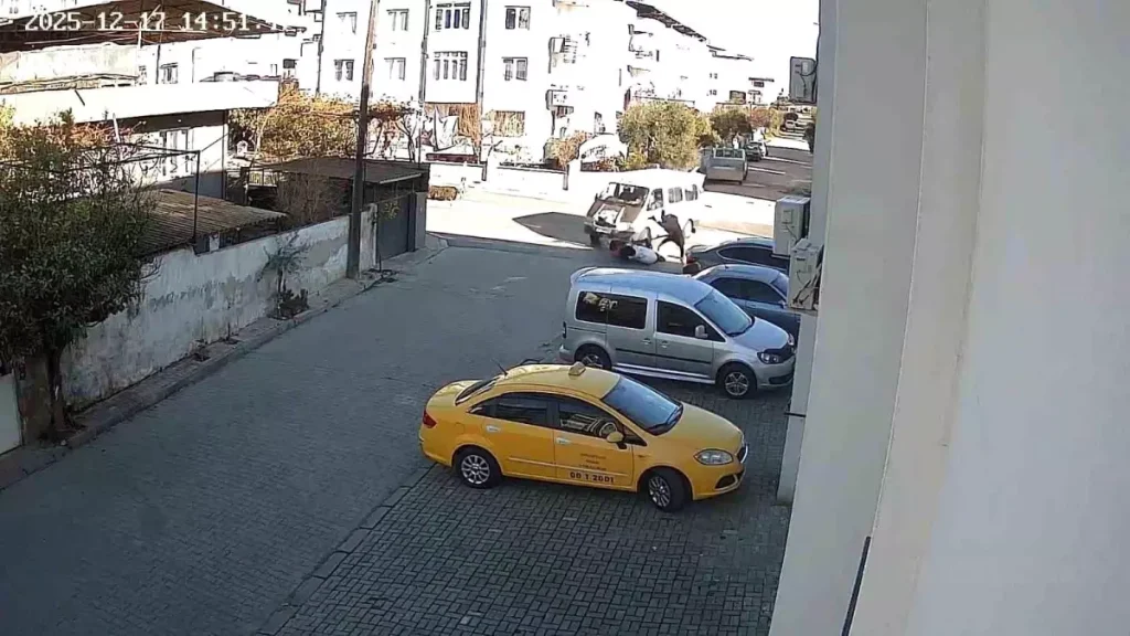 Nazilli’de U Dönüşü Yapan Minibüs Motosiklete Çarptı, Sürücü Yaralandı