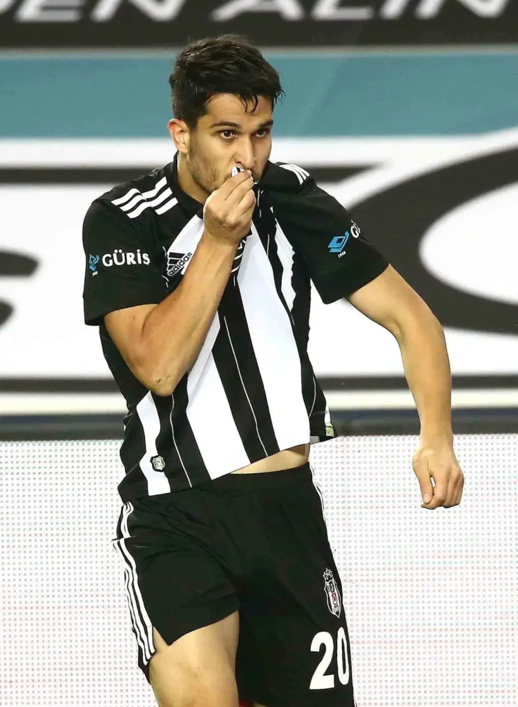 Necip Uysal’dan Veda Mesajı: 22 Yıllık Siyah‑Beyaz Yolculuğa Veda