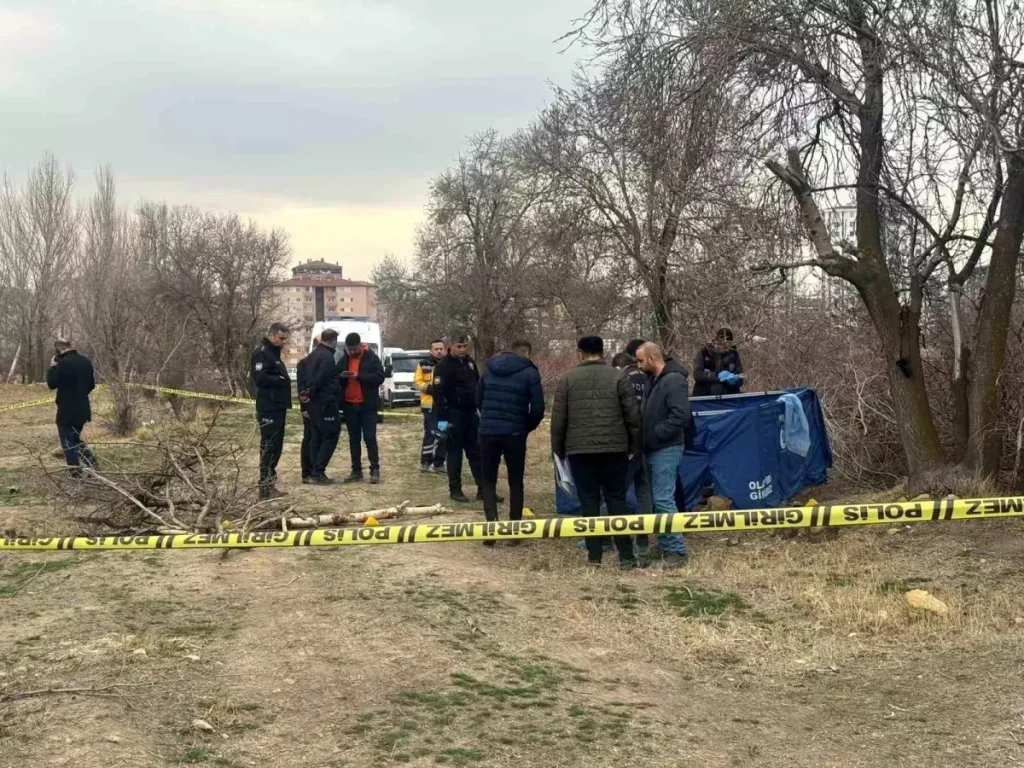 Niğde’de Boş Arazide Erkek Cesedi Bulundu