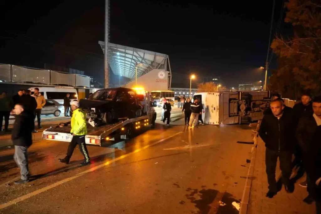 Niğde’de Trafik Kazası: 11 Yaralı – Şok Eden Çarpışma Detayları