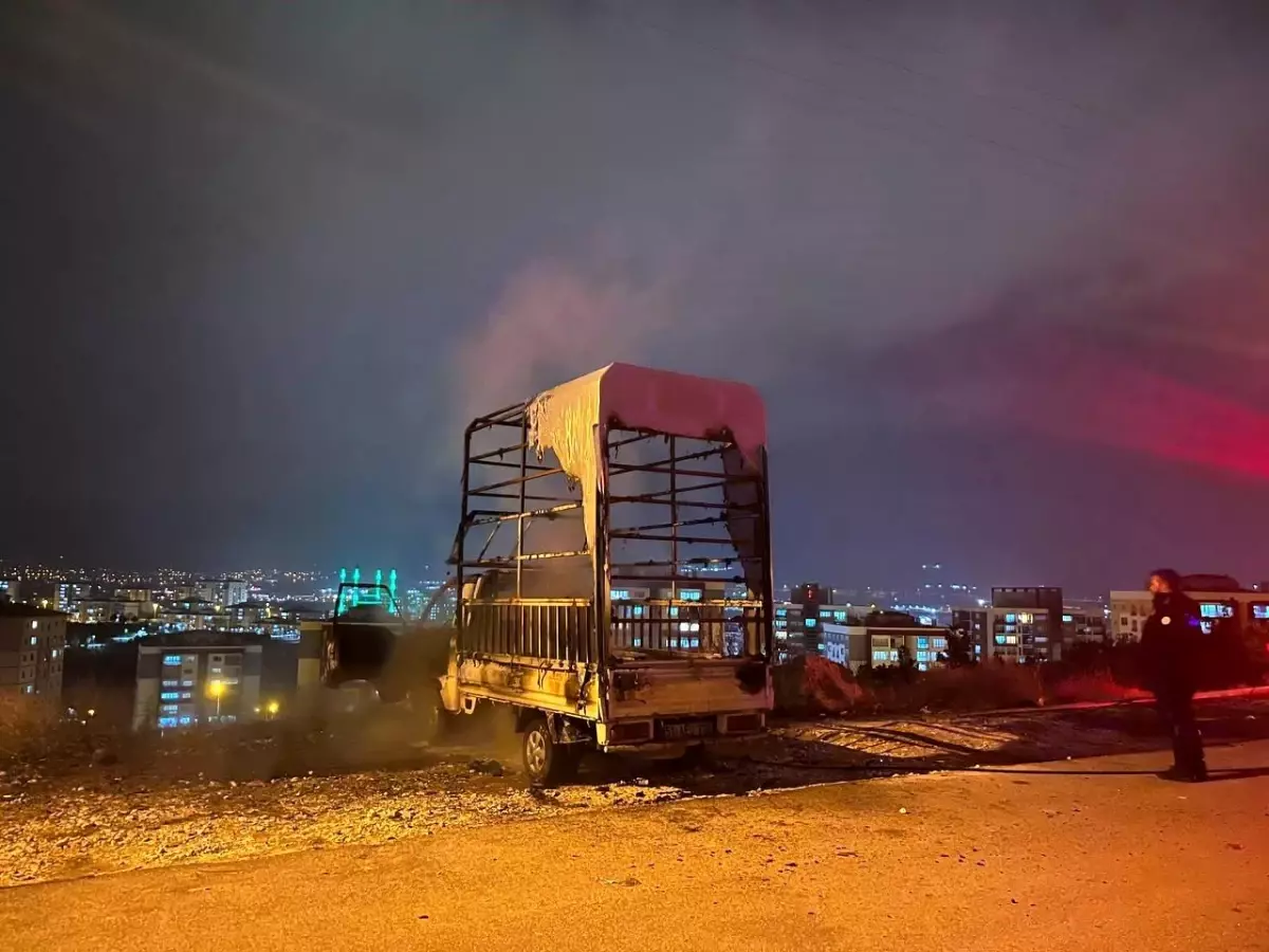 Niğde’de Park Halindeki Kamyonet Şiddetli Yangınla Karşılaştı