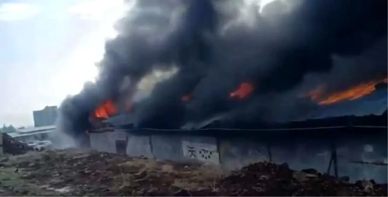 Nurdağı’nda Şantiye Yangını: Depo Patlamalarıyla Kısa Sürede Yayılmış Alevler