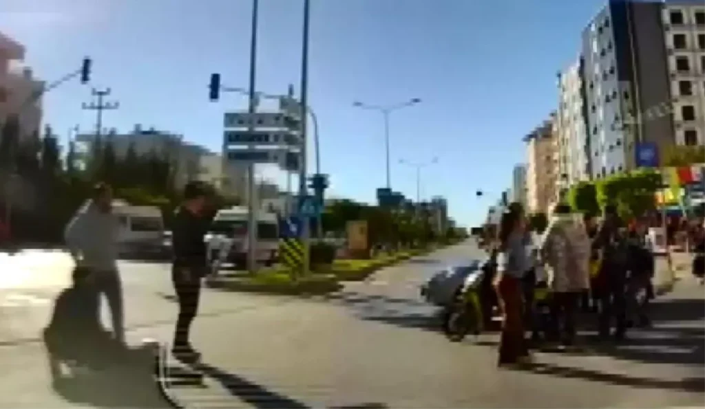 Mersin Mezitli’de Kırmızı Işık İhlali Yapan Araç Motosikletli Kuryeye Çarptı