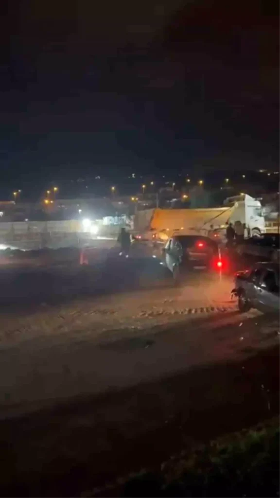 Derince’de Kaza Sonrası Çıkan Kavga: Hafif Ticari Araç Diğer Araçlara Çarptı