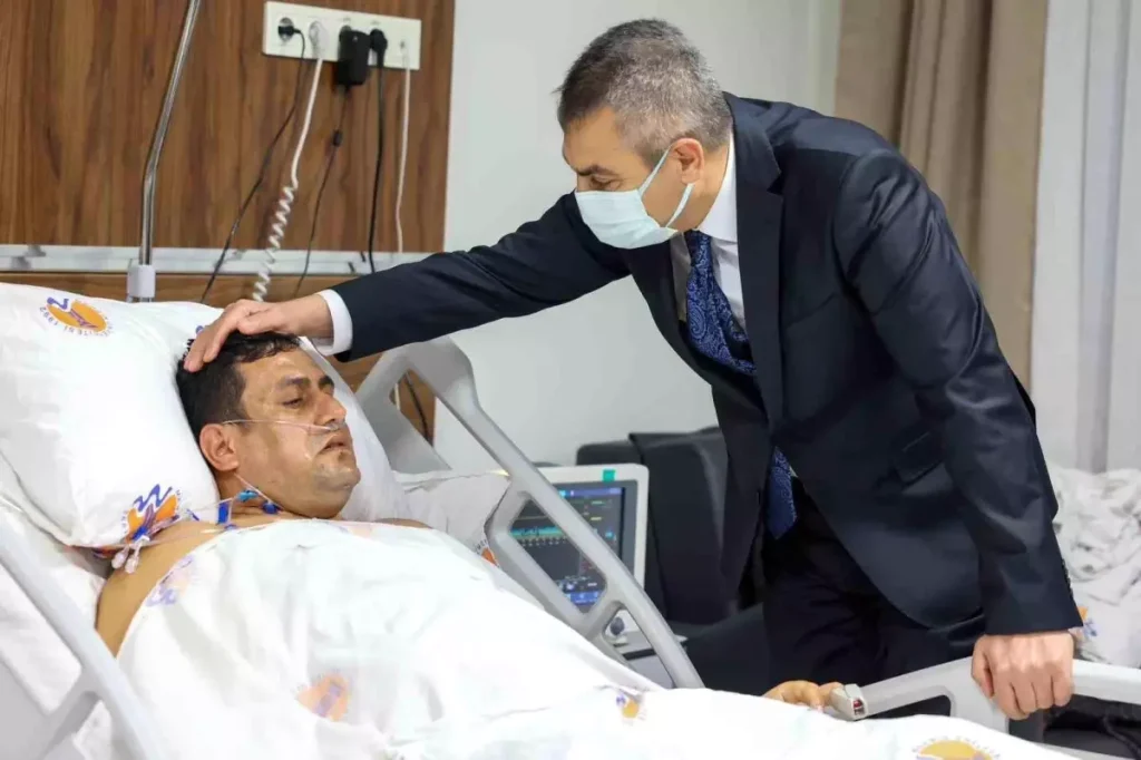 Mersin’de Müdüre Silahlı Saldırı: Vali ve Bakan’dan Ziyaret