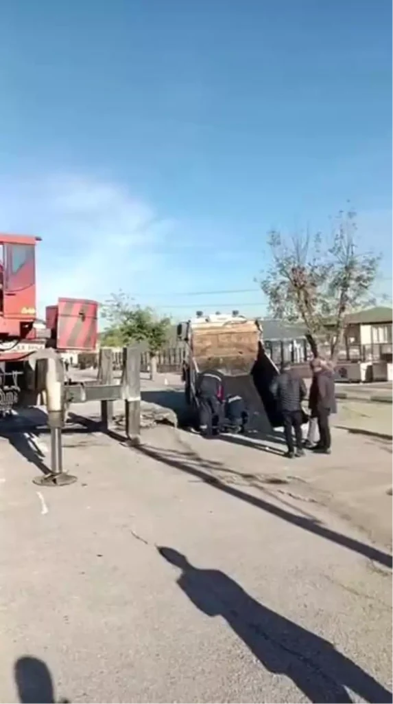 Okul Bahçesinde Çökme Sonucu Çukura Düşen Kamyon Vinçle Çıkarıldı