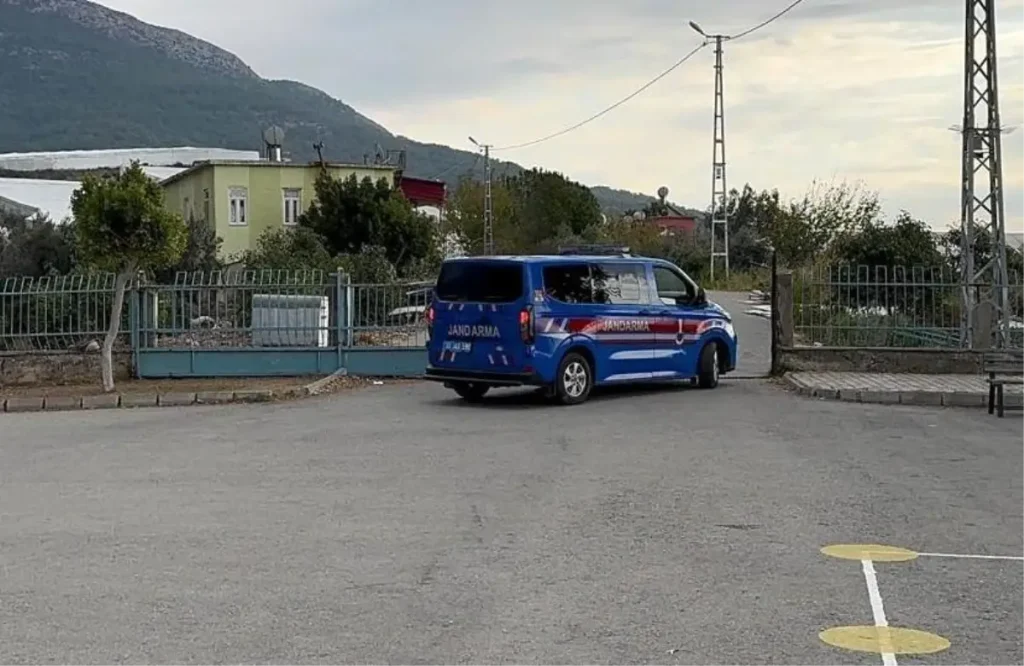 Anamur’da Okul Müdürüne Silahlı Saldırı: 12 Yaşındaki Öğrenci ve Babası Gözaltında