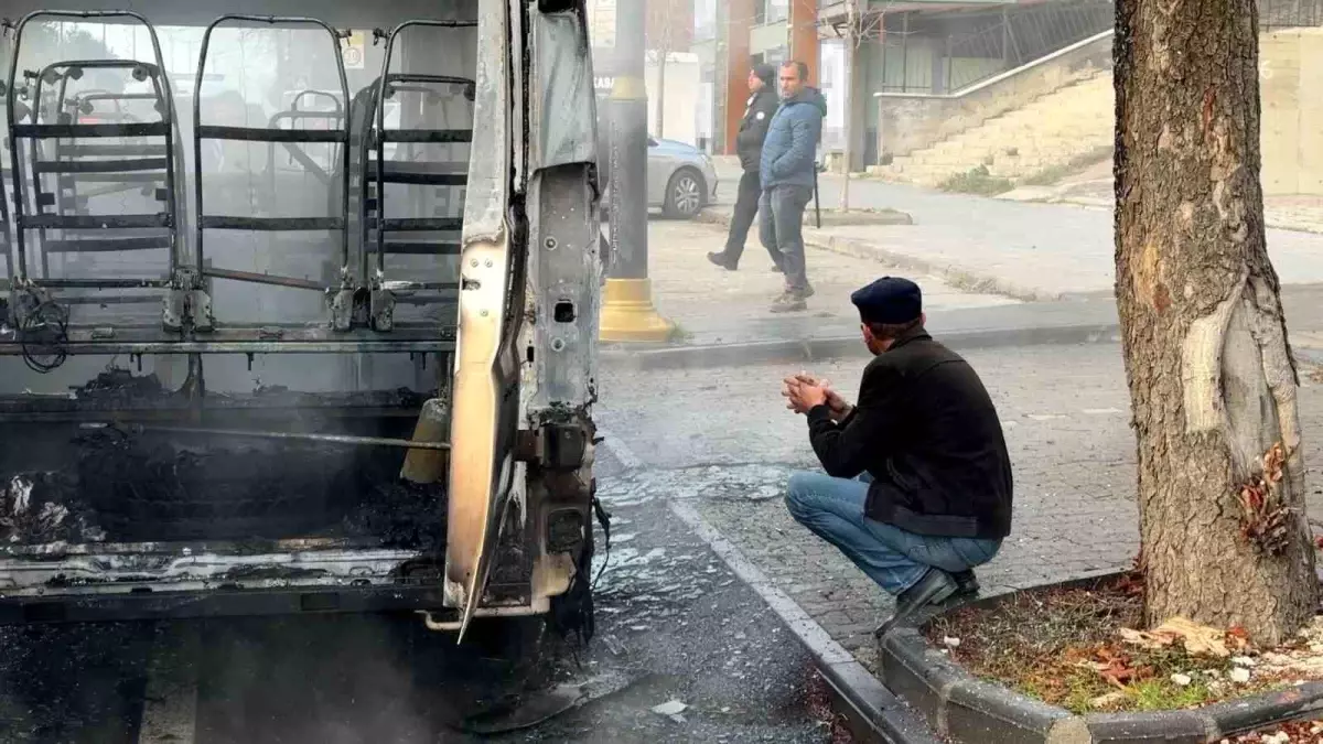 Sivas’ta Okul Servisi Yangını: Öğrencisiz Yangın Felaketi Önledi