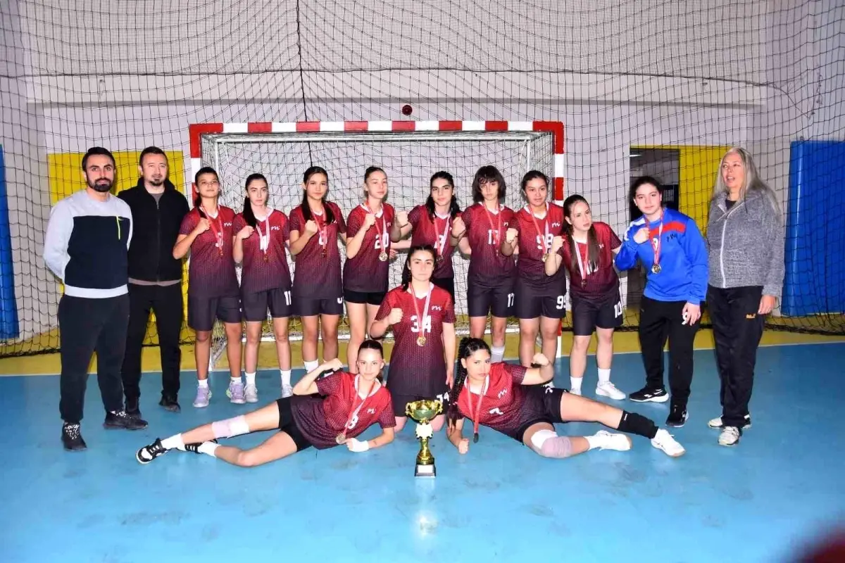 Hentbol Yıldız Kızlar Turnuvası Sona Erdi: Melahat Ünügür Ortaokulu Şampiyonluk Tacını Aldı