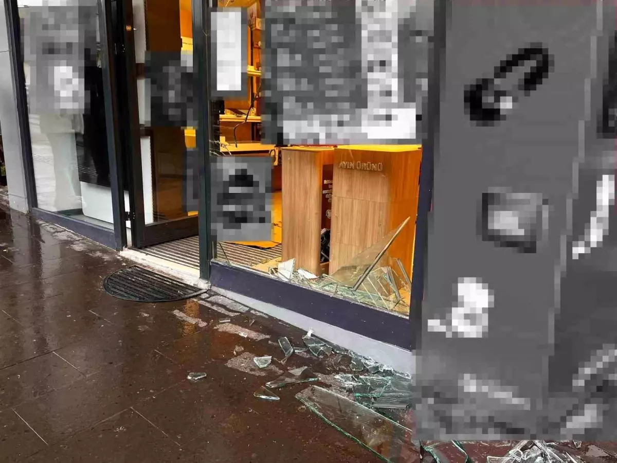 Kırmızı Işıkta Geri Giden Sürücü Dükkan Camına Çarptı