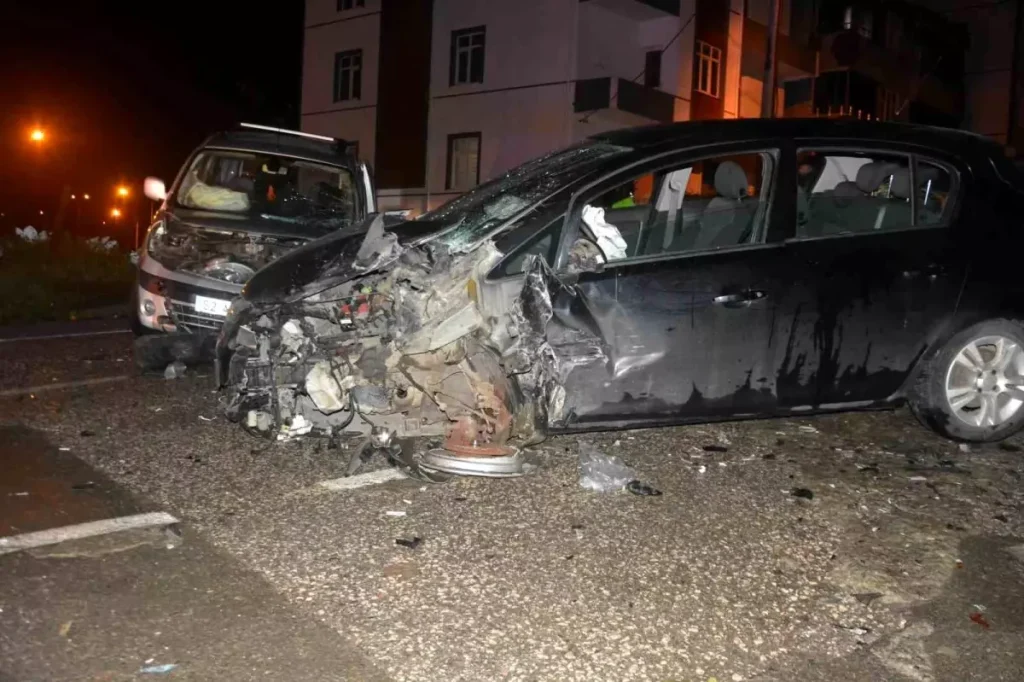 Ordu’da hafif ticari araç ile otomobil kafa kafaya çarpıştı: 1 ölü, 4 yaralı