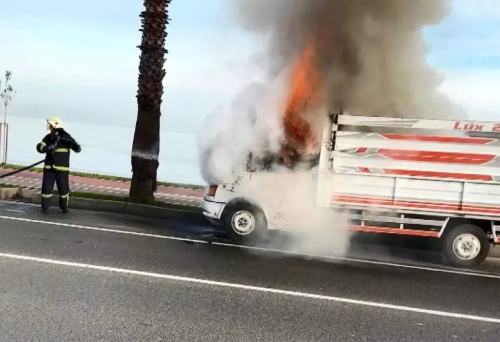 Ordu’da Kamyonet Yangını: Sürücü Hızla Araçtan İndi, İtfaiye Hızlı Müdahale Etti