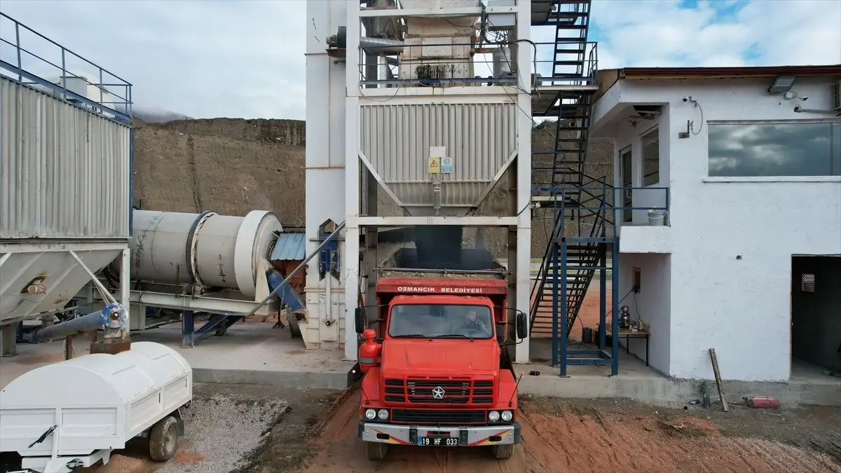 Osmancık’ta İlk Sıcak Asfalt Uygulaması Gerçekleşti: 350 Ton Asfalt 1750 m²’ye Döşendi