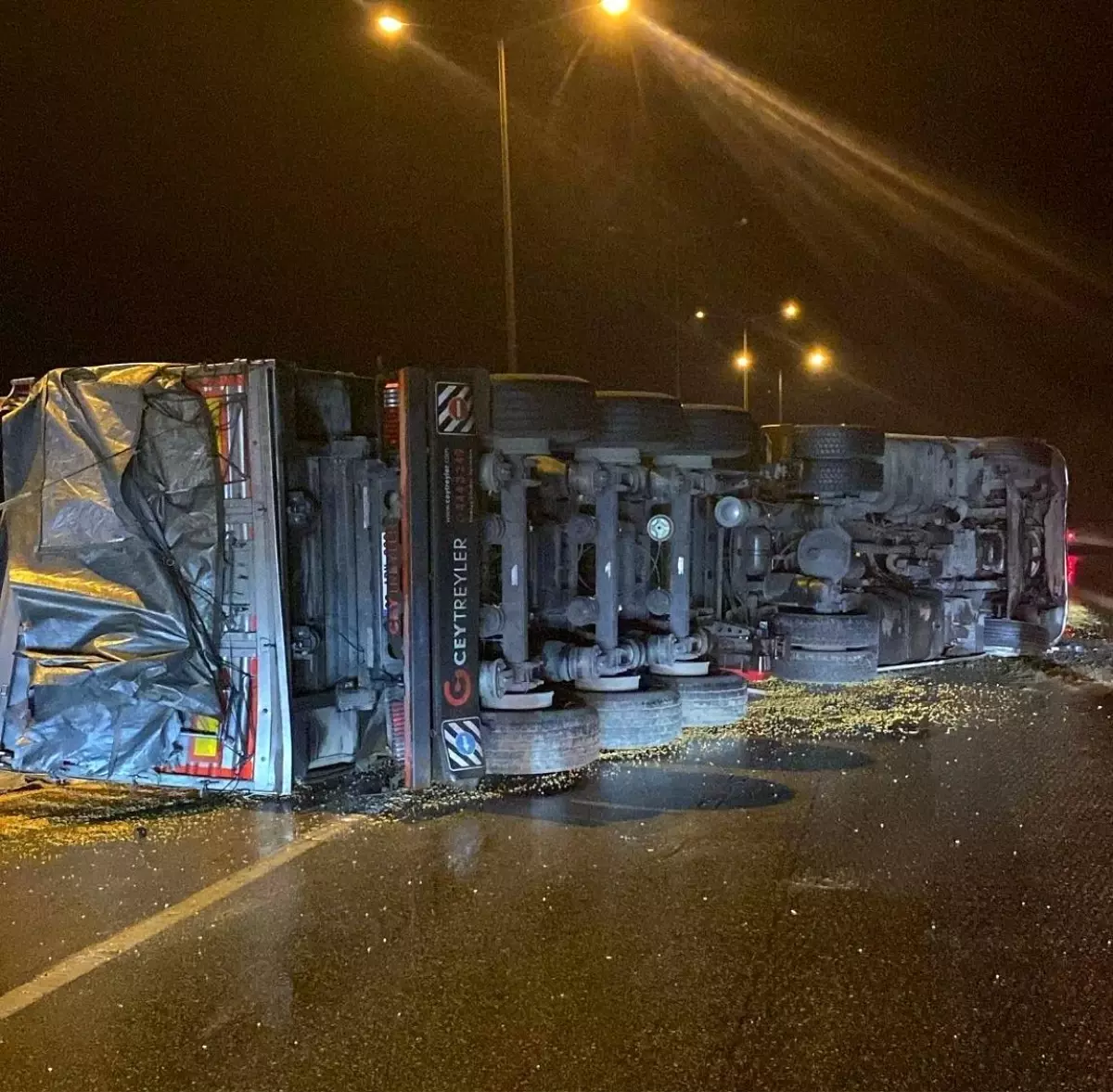 Yağmurlu Havada Kamyon Devrildi