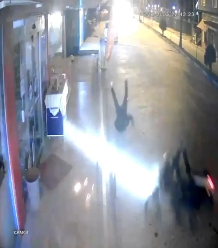 Osmaniye’de Motosiklet Çarpışması: 2 Yaralı ve Kamera Görüntüsü