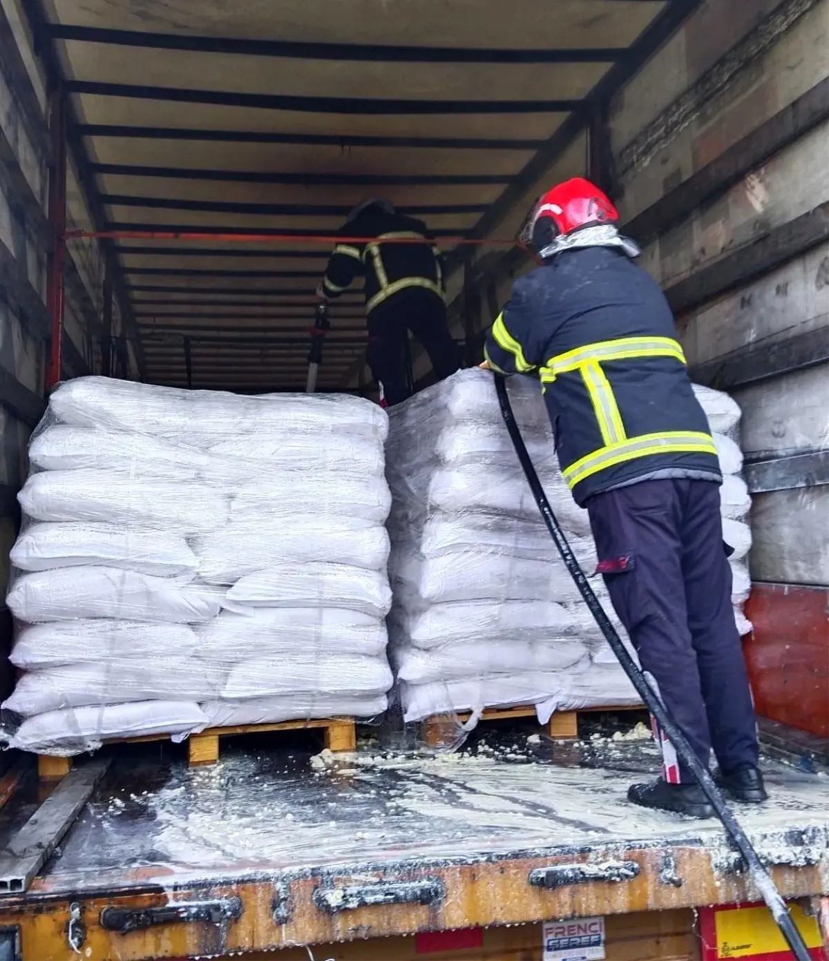 Osmaniye’de Soya Yüklü Tır Yangını Kontrol Altına Alındı