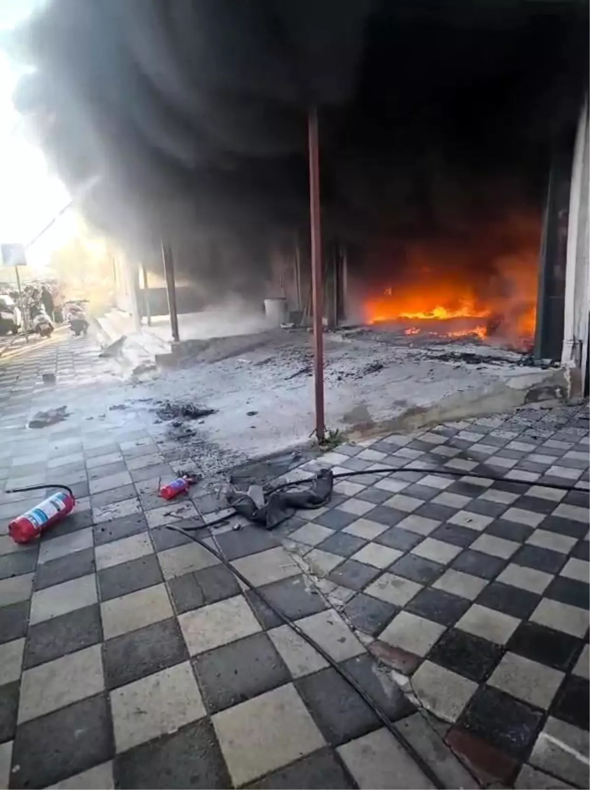 Darıca’da Oto Tamirhanesinde Çıkan Şiddetli Yangın 2 Aracı Kül Etti